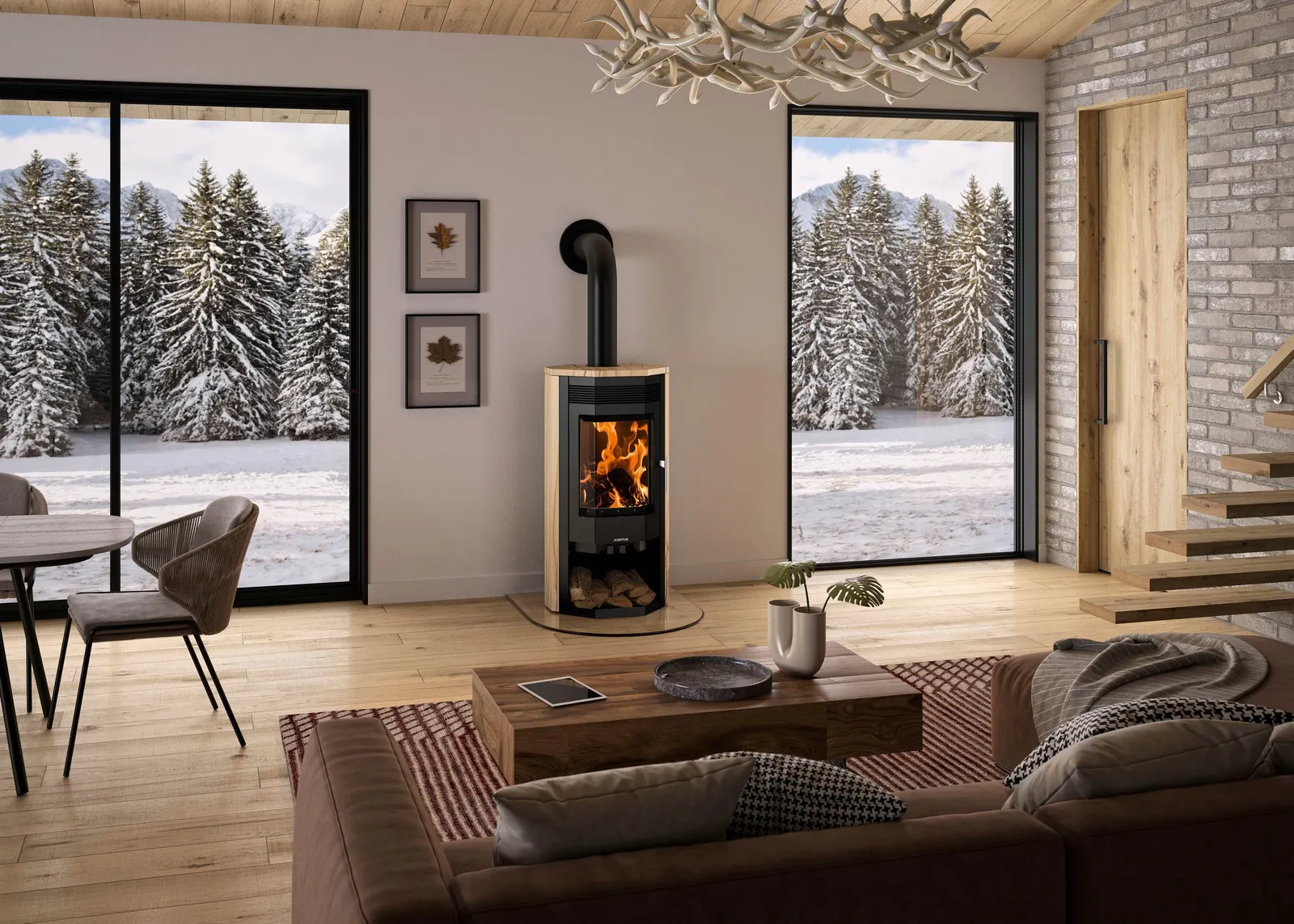 Kaminofen mit brennendem Feuer im Wohnzimmer
